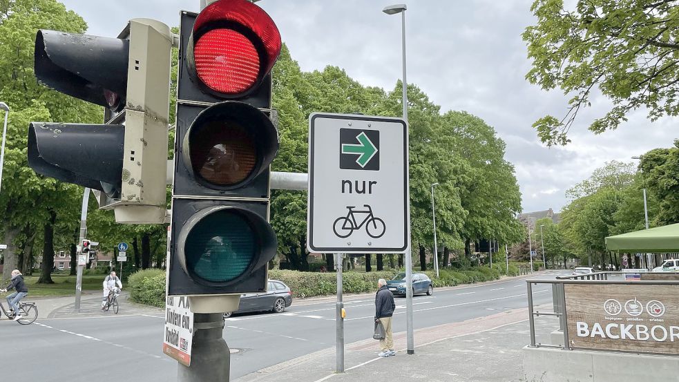 Hier ist schon erlaubt: An der Ampelkreuzung am Burgplatz in Emden befindet sich einer von insgesamt 14 Grünpfeilen für Radfahrer in der Stadt. Foto: Päschel