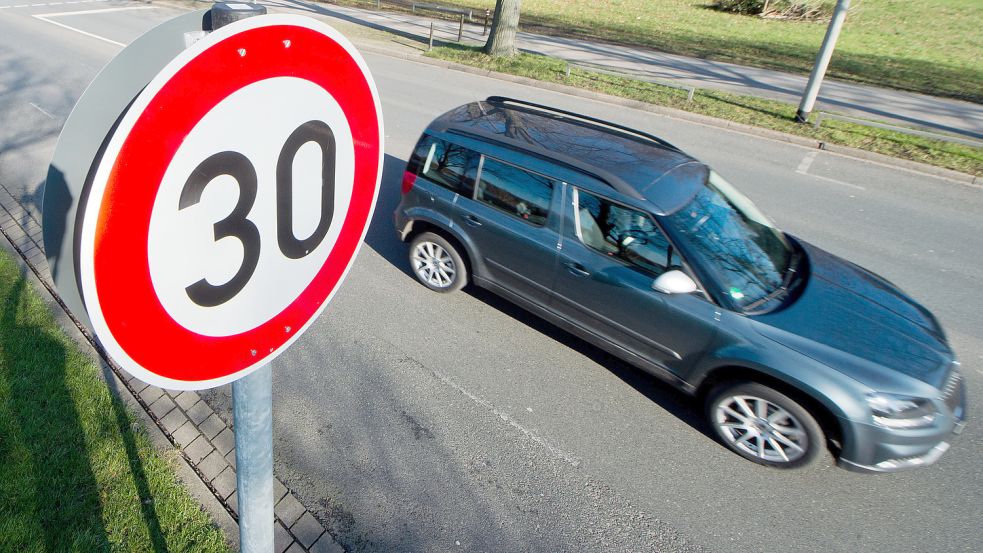 Eine Initiative und die Grünen in Leer wollen, dass die Kommunen freie Hand bei der Anordnung von Tempo 30 bekommen. Symbolfoto: Stratenschulte/dpa
