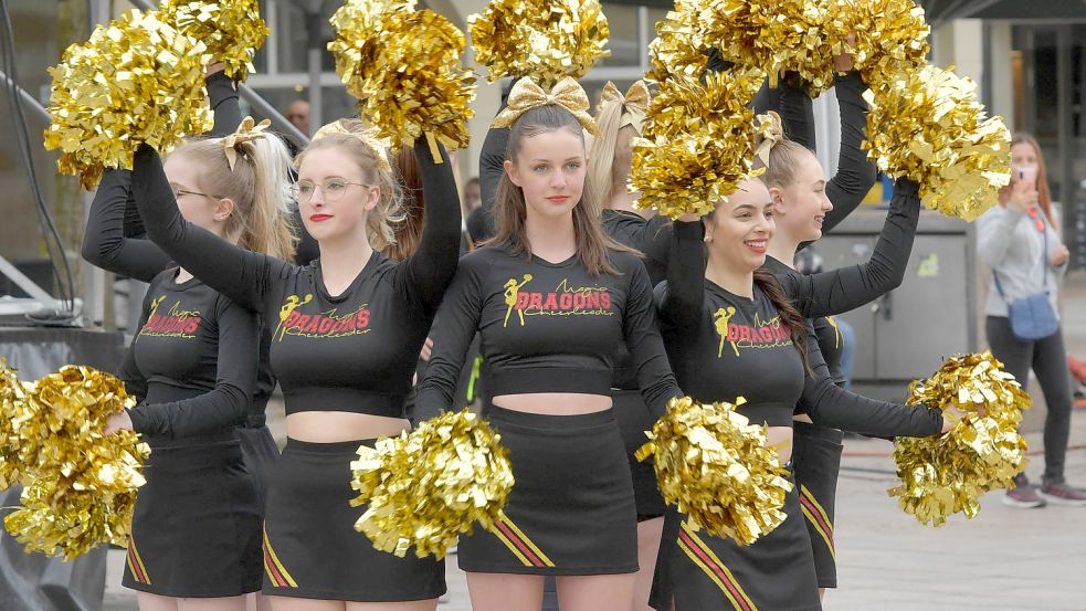 Cheerleader feuerten im Ziel die Läuferinnen und Läufer an. Foto: Ortgies
