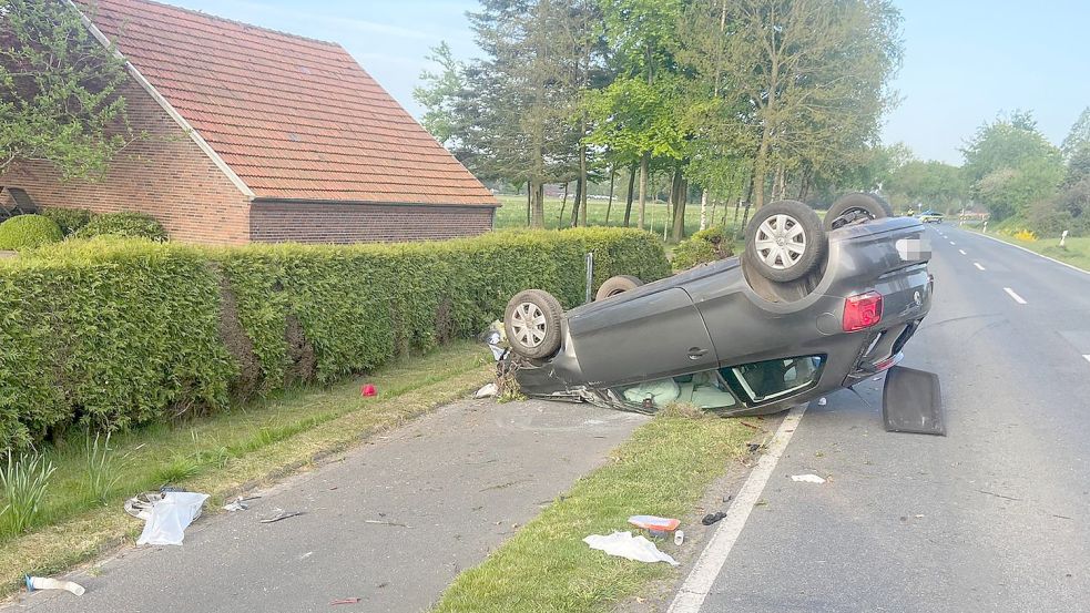 Das Auto blieb am Straßenrand auf dem Dach liegen. Foto: Feuerwehr