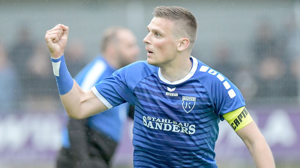 Auch Kapitän Bastian Dassel sprang nach dem Spiel in die "Eistonne". Foto: Ortgies