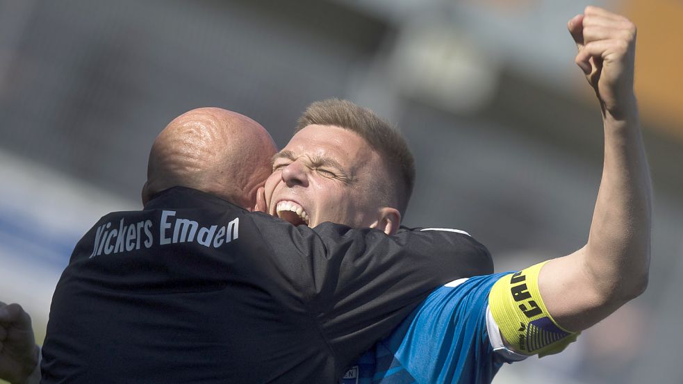 Verteidigt Kickers am Sonntag in Braunschweig Platz zwei und zieht in die Aufstiegsrunde ein, dürfte es solche Jubelszenen wie zwischen Trainer Stefan Emmerling und Kapitän Bastian Dassel en masse geben. Foto: Doden