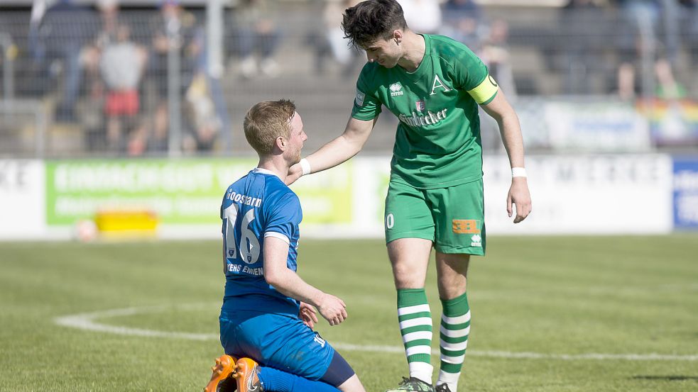 Von Arminia in die Knie gezwungen, muss sich Kickers (links Matthias Goosmann) schnell wieder aufrichten. Foto: Doden