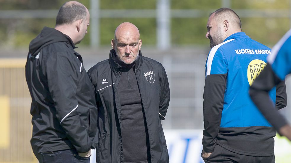 Auch das Trainerteam war nach der verspielten 2:0-Führung gegen Hannover enttäuscht. Foto: Doden