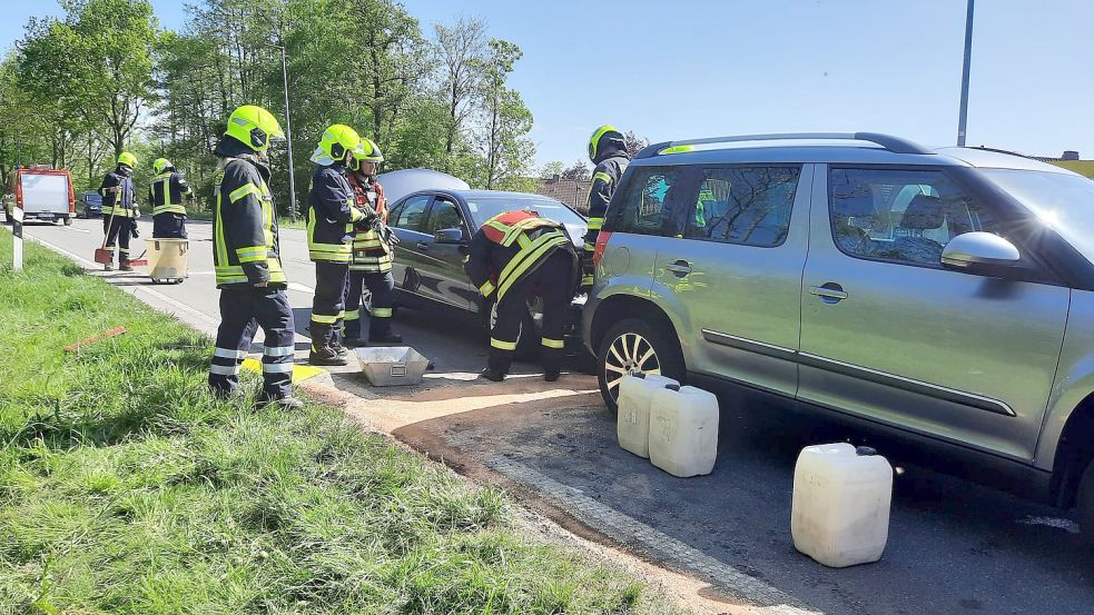 Die Feuerwehr musste die Straße nach dem Unfall reinigen.