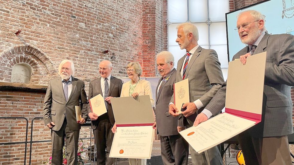 Die Geehrten zusammen mit Rico Mecklenburg (dritter von rechts). Foto: privat