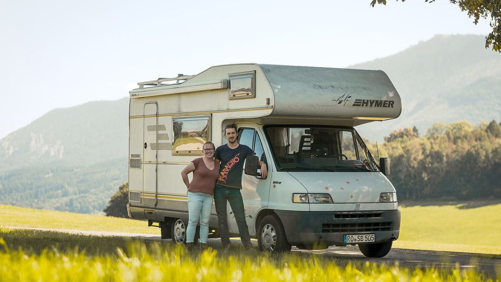 Marianne und Michael Quelle vor ihrem Zuhause auf Zeit. Das Wohnmobil ist 24 Jahre alt und hat einen Getriebeschaden. Foto: privat