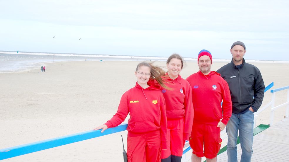 In Rot nicht zu übersehen: die Helfer der DLRG, Jaqueline Heim (von links), Jasmin Rottmann und Daniel Dennig. Für die Koordination der Einsätze ist Holger Schrank (rechts) zuständig. Foto: Ferber