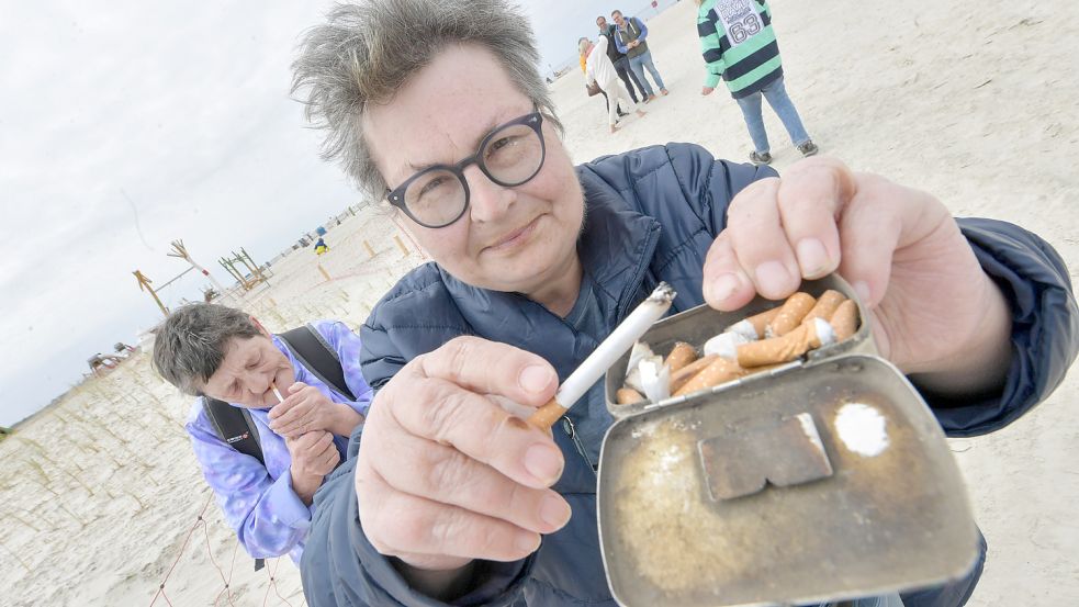 Vorbildlich: Diese Raucherin in Norddeich sammelt ihre Kippen ein. Foto: Ortgies