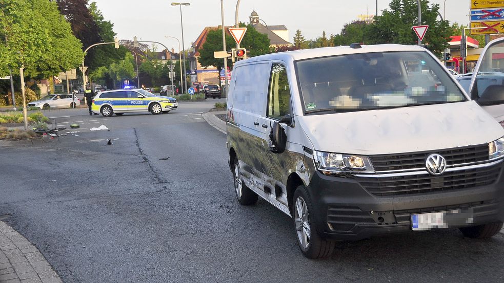 Einen schweren Unfall hat es am frühen Dienstagmorgen in Leer gegeben. Eine Radfahrerin wurde schwerst verletzt. Foto: Wolters