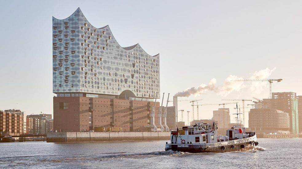 Kultureller Leuchtturm im Hamburger Hafen: Die Elbphilharmonie in der Morgensonne. Foto: dpa/Georg Wendt
