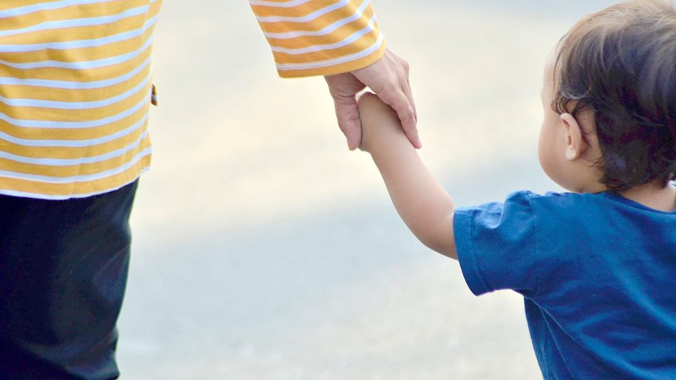 Die zwei Kinder gehen weiter in die Krippe. Symbolfoto: Pixabay