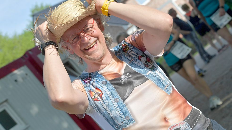 Dieser Läufer startete in einem originellen Outfit.