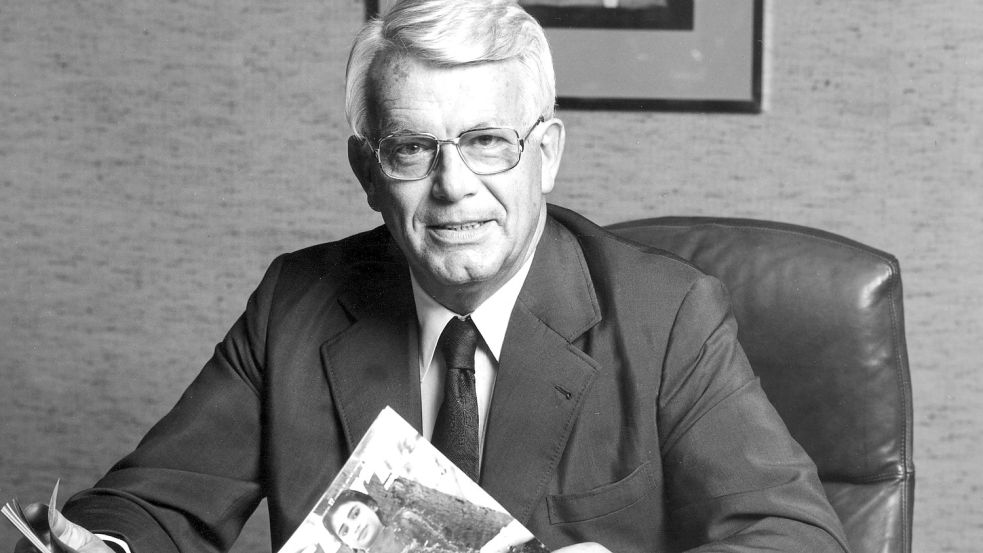 Emder Lichtgestalt mit Schatten: Henri Nannen. Das Bild zeigt den früheren Stern-Chef mit einer Ausgabe des Magazins an seinem Schreibtisch. Foto: DPA