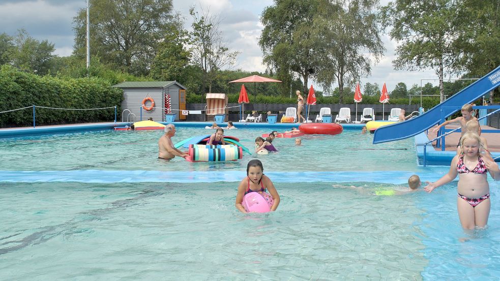 Das Freibad in Holtrop bleibt wochentags bis 18 Uhr geöffnet. Nachmittags bleibt der Nichtschwimmerbereich (vorn) den Schwimmkursen vorbehalten. Foto: Schönig/Archiv