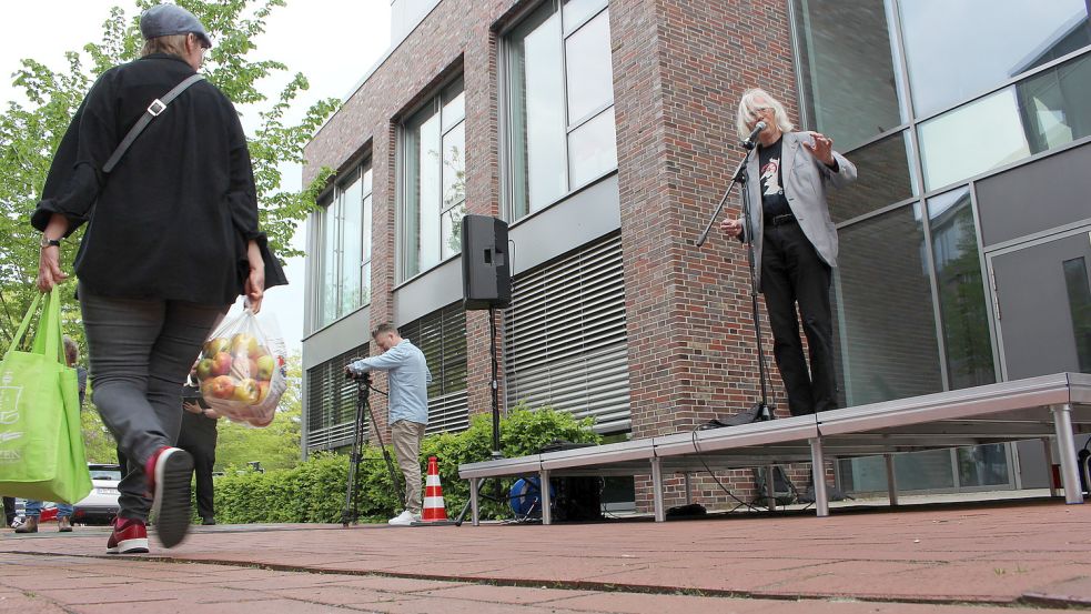 Der niederländische Künstler Jaap Blonk führte die Ursonate von Kurt Schwitters am Rande des Kurt-Schwitters-Platzes auf, also gleich neben dem Wochenmarkt. Foto: Oltmanns