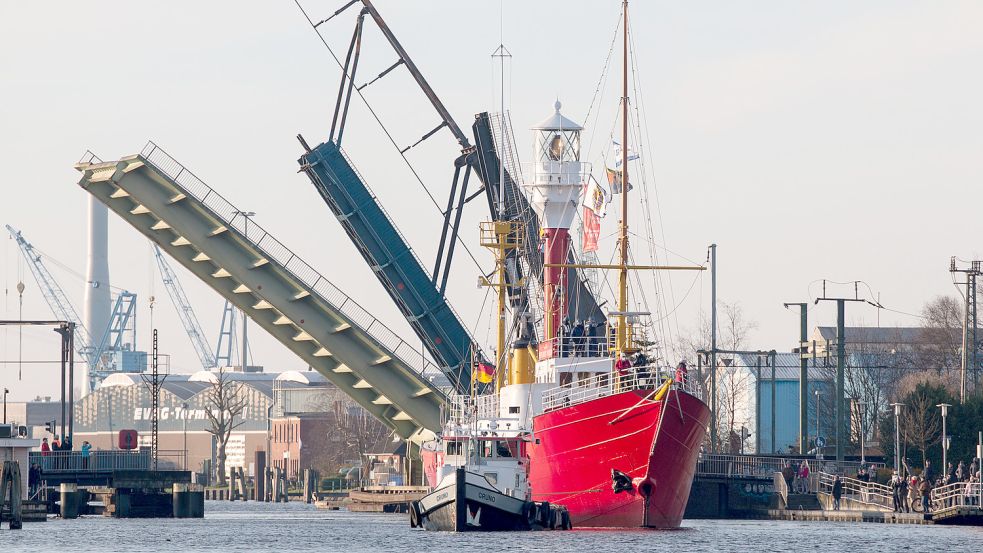 Ab diesen Freitag soll die Emder Eisenbahnbrücke wieder aufklappen können. Das ist wichtig, damit Boote mit etwas größeren Aufbauten in den Delft gelangen können. Foto: DPA/Archiv