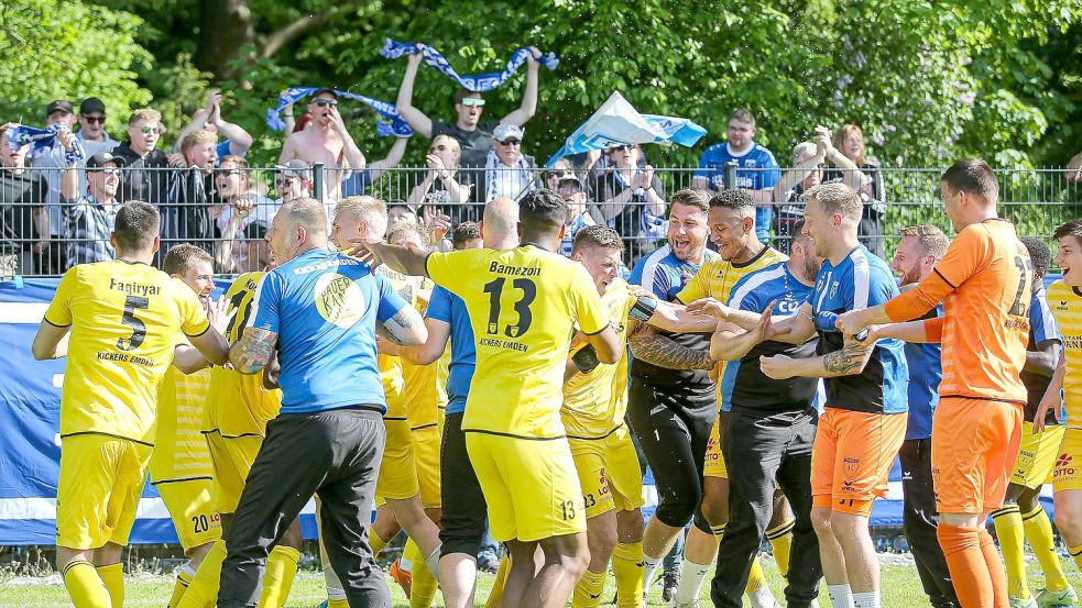 Auch Kickers Emden kann sich der Unterstützung seiner Fans (im Hintergrund) sicher sein.
