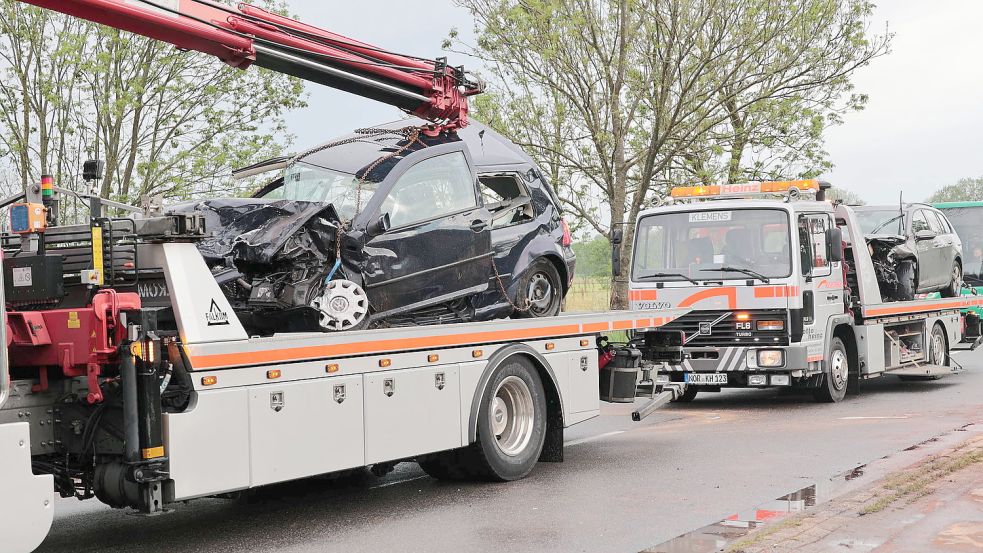 Beide Autos mussten abgeschleppt werden. Foto: Boki