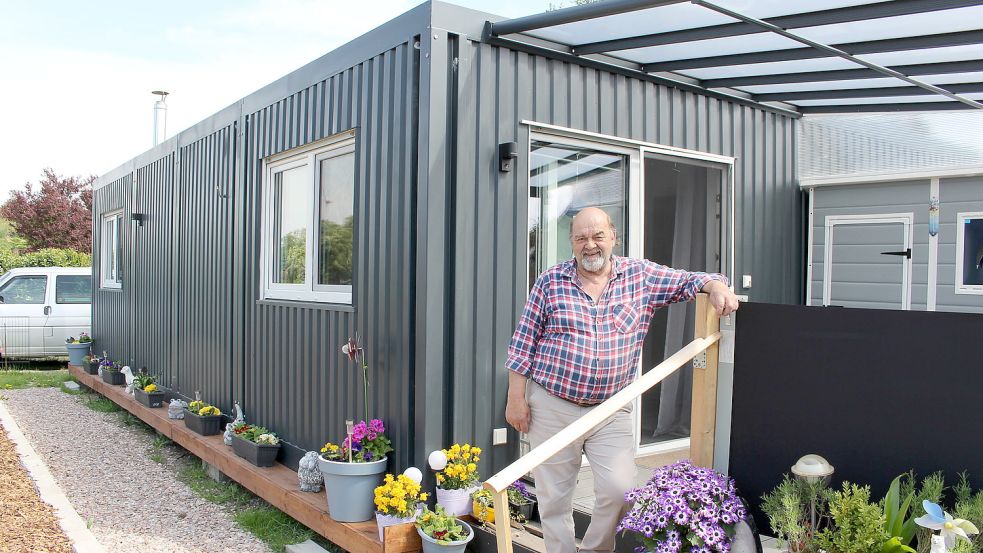 Walter Stephan vor seinem neuen Eigenheim. Foto: Oltmanns