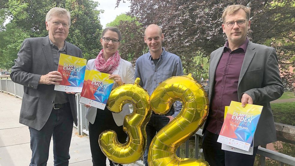 Das 32. Internationale Filmfest Emden-Norderney soll an sein Niveau von zuletzt 2019 anknüpfen. Am Freitag stellten Rolf Eckard (v. l.), Nora Dreyer, Thomas Vorwerk und Florian Vollmers das aktuelle Programm vor. Foto: Tomé