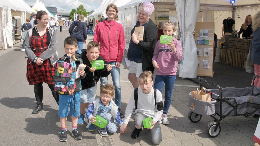 Wiebke Rector und ihre Jugendgruppe deckten sich im MKW-Zelt mit Informationen und Gewinnspielpreisen für richtige Mülltrennung ein. Foto: Schönig