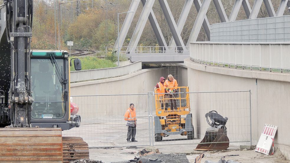 Bauarbeiten im Emder Trog. Seit Monaten wird die wichtige Strecke kernsaniert und ist gesperrt. Für das Matjesfest gibt die Stadt sie vorübergehend frei. Foto: F. Doden/Archiv