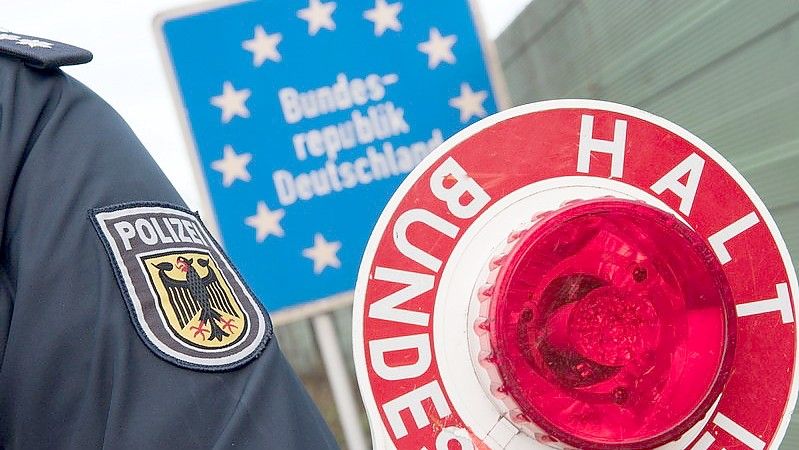 Anhalten, bitte! Die Bundespolizei kontrolliert Busse, Züge und einzelne Fahrzeuge. Foto: Bundespolizei