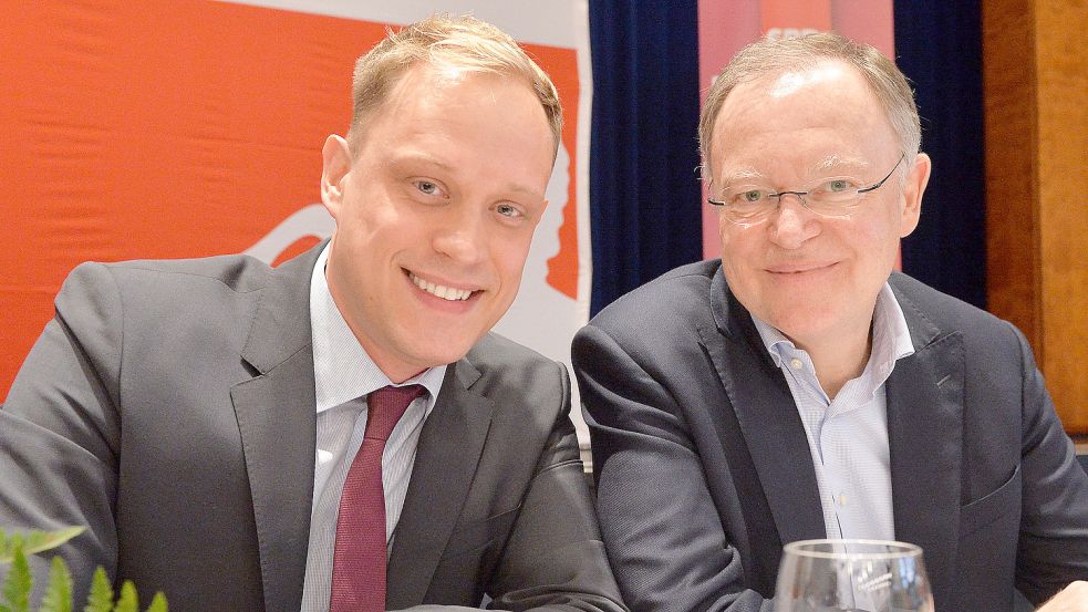 Wiard Siebels (links) – hier auf einem Foto von 2017 – hat einen guten Draht zu seinem Parteifreund Stephan Weil, Ministerpräsident von Niedersachsen.