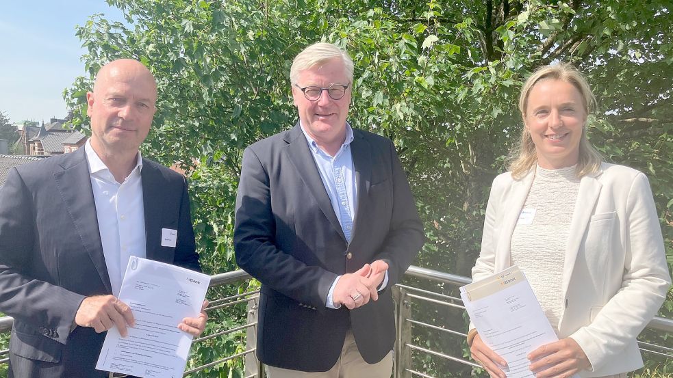 Knud Rissel (Top7, links) und Katja Baumann (Mariko) erhielten von Niedersachsens Wirtschaftsminister Bernd Althusmann (CDU) Förderbescheide. Foto: Kierstein
