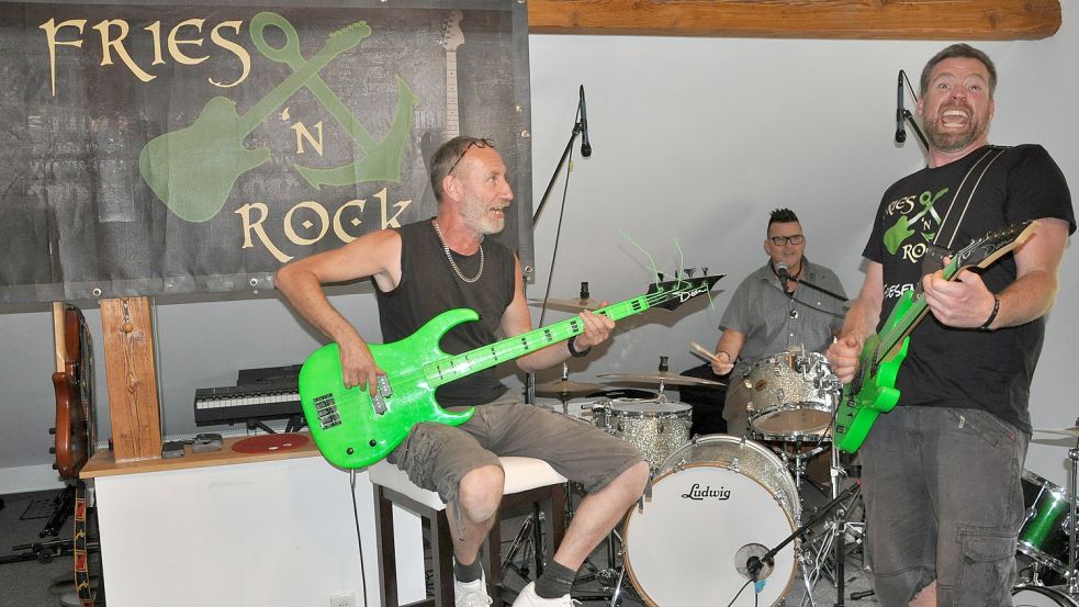 Michael Philipp (Bass, von links), Thomas Huhn (Schlagzeug) und Jens Krichels (Gitarre und Gesang) bereiten sich auf ihren ersten Liveauftritt nach mehr als zwei Jahren vor. Foto: Ullrich