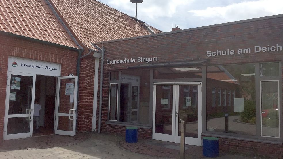 Links das Ursprungsgebäude, rechts ein Anbau – weil die verschiedenen Teile der Schule unterschiedlich gegründet sind, gibt es nun zahlreiche Risse. Foto: Mielcarek