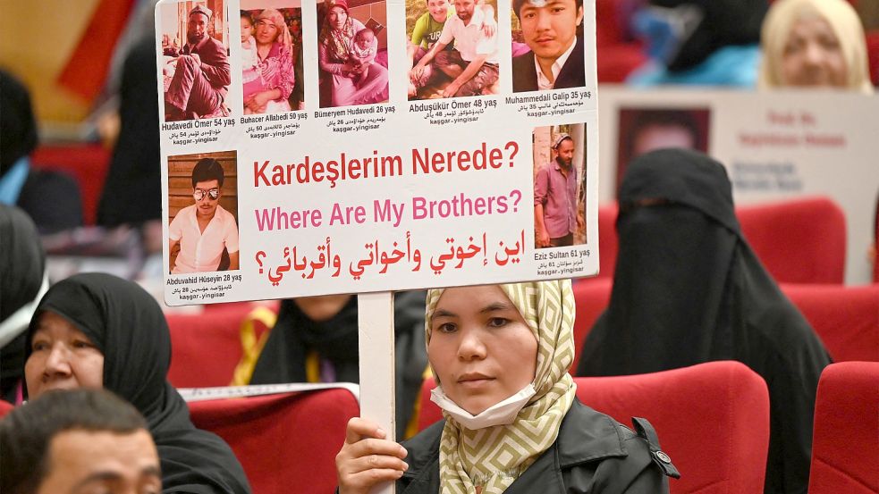 „Wo sind meine Brüder?“ Mitglieder der uigurischen Volksgruppen unlängst bei einer Demonstration in Istanbul. Enthüllungen nhmhafter Medien liefern neue Belege für Verfolgung und massenhafte Internierungen in der Provinz Xinjiang im Nordwesten von China. Foto: OZAN KOSE