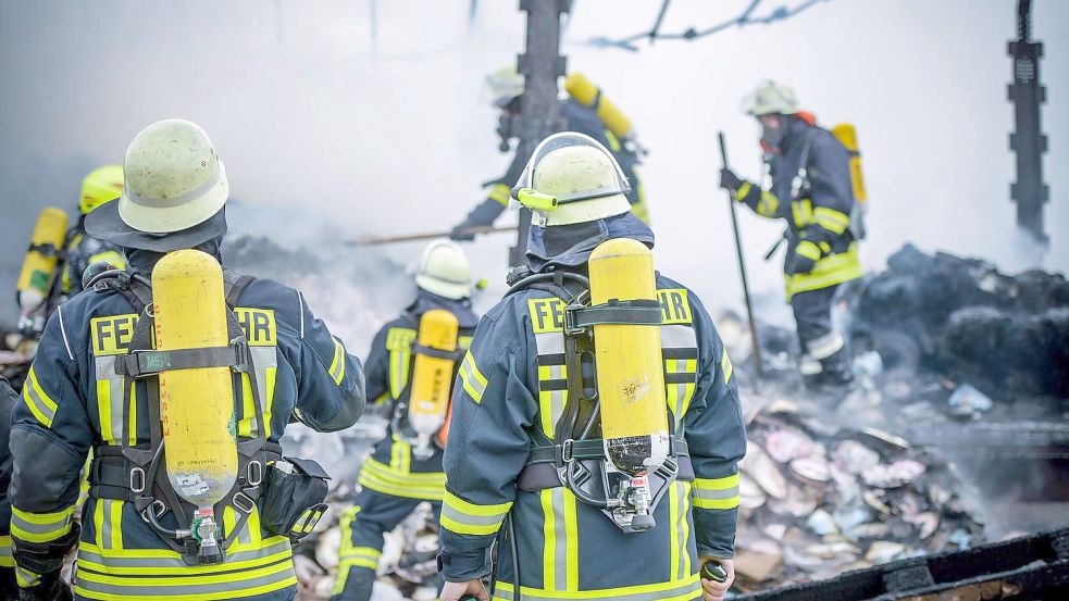 Im Einsatz sind Feuerwehrleute durch Schutzausrüstung gesichert. Doch giftige Stoffe können an der Kleidung hängen bleiben. Foto: pixabay