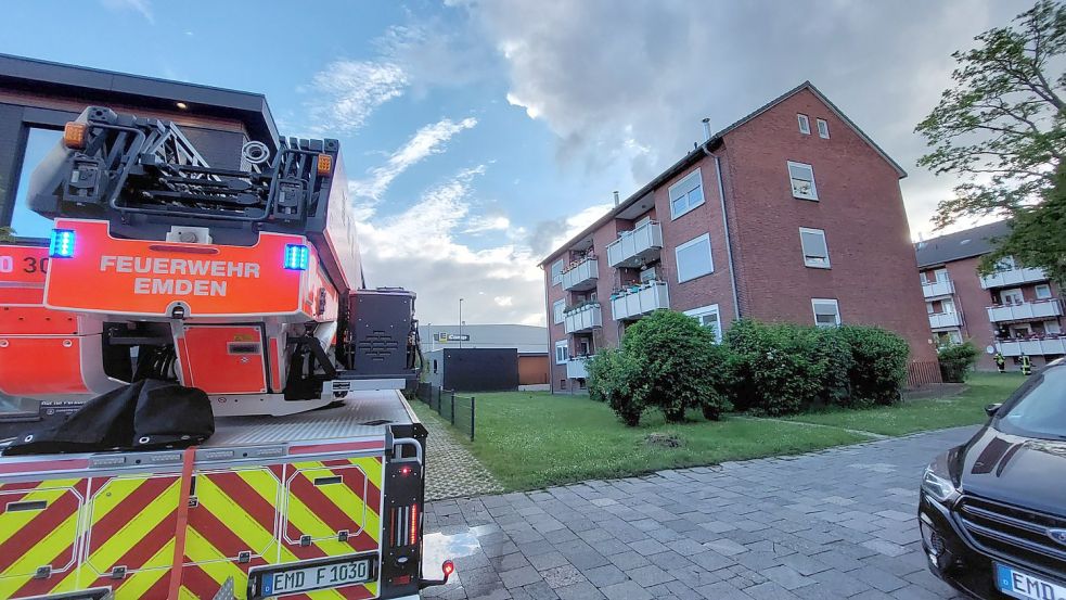 In einem Mehrfamilienhaus in der Petkumer Straße neben dem Zahnzentrum hatte sich am Dienstagabend Rauch entwickelt. Die Feuerwehr wurde alarmiert. Fotos: Hanssen