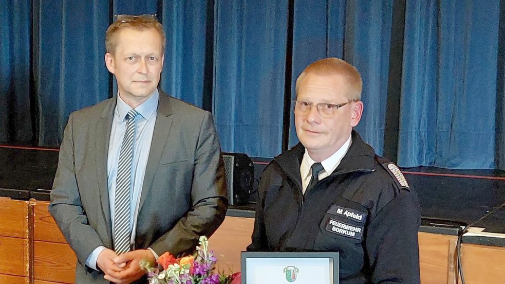 Bürgermeister Jürgen Akkermann dankte dem scheidenden Stadtbrandmeister Michael Apfeld (rechts) für dessen Einsatz. Foto: Ferber