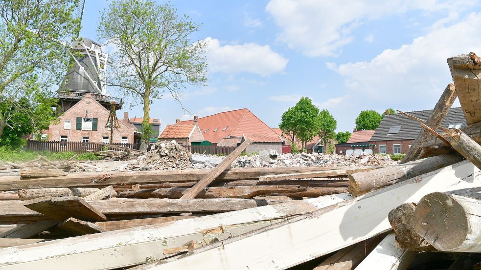 Vom alten Gulfhof der Familie Wiltfang ist nur noch Bauschutt übrig. Fotos: Wagenaar