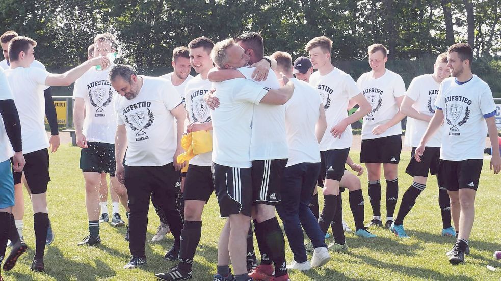 Nach einem 3:2-Auswärtssieg in Marienhafe stand der Aufstieg Mitte Mai fest. Die Ostfrieslandliga-Meisterschaft wurde dagegen am vergangenen Wochenende knapp verpasst. Doch über allem steht der Bezirksliga-Aufstieg. Foto: Privat