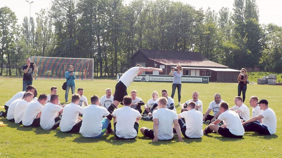 In Marienhafe wurden Mitte Mai Jubelgesänge angestimmt, der Aufstieg war perfekt. Foto: Privat