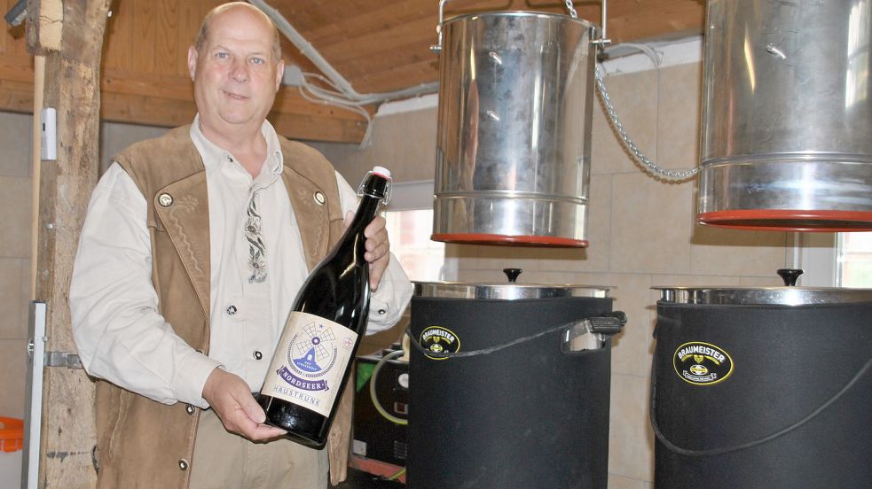 Robert Jacobs in seiner „kleinsten Brauerei Ostfrieslands“. 200 Liter Bier kann er in einem Durchgang brauen. Foto: Schönig