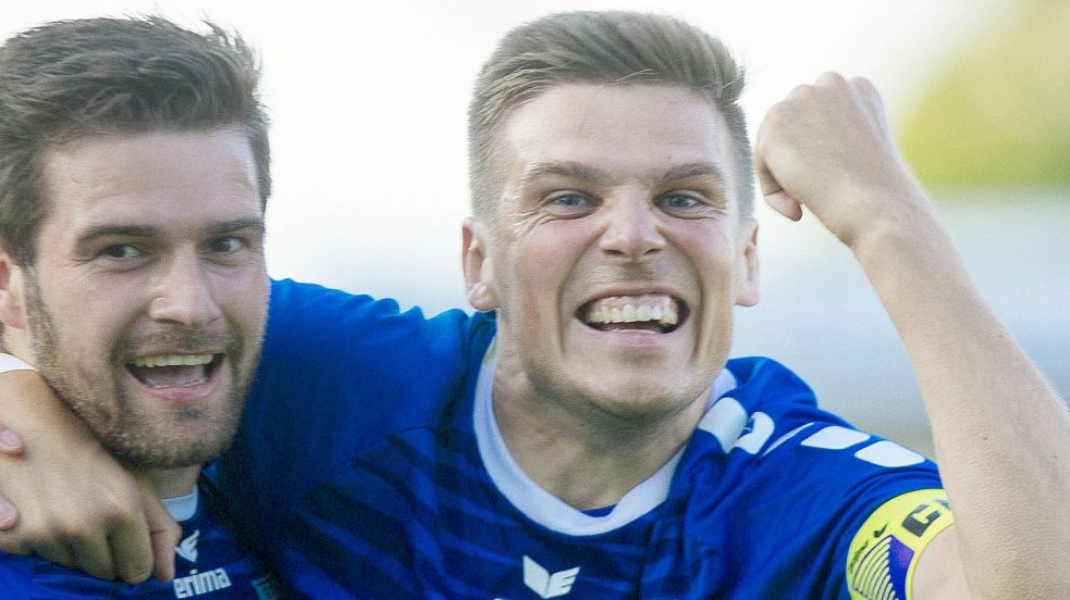 Bastian Dassel (rechts) ist Kapitän und Motivator bei Kickers Emden. Foto: Doden