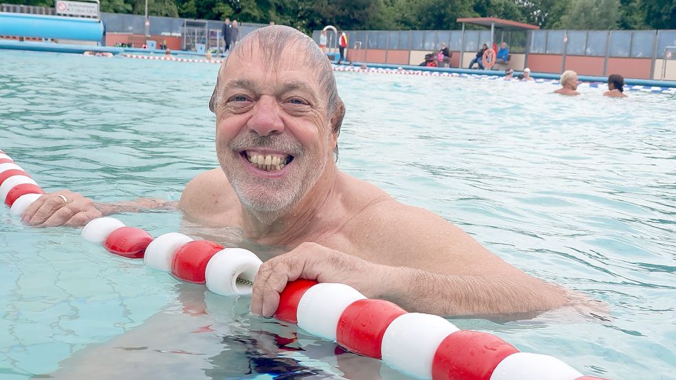 Ferdinand Reit zieht fast jeden Tag seine Bahnen im Becken des Friesenbads in Weener. Foto: Gettkowski