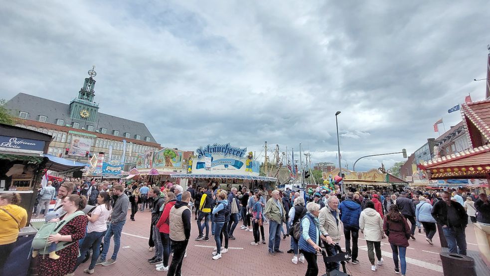 Wegen der Matjestage sind in Emden zahlreiche Straßen gesperrt. An diesem Sonnabend findet der Matjeslauf statt. Dann kommen noch einige Sperrungen dazu. Foto: Hanssen