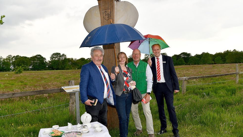 Landschaftspräsident Rico Mecklenburg (von links), Imke Wemken von der Ostfriesland Tourismus GmbH, Projektleiter Gerd Neumann und Carsten Rinne von der Sparkasse Leer/Wittmund präsentierten in Hesel die Neuauflage des Kunstprojektes. Foto: Stromann