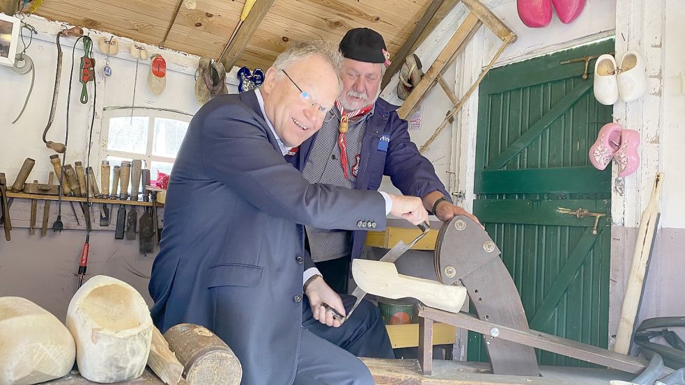 Ministerpräsident Weil legte selbst Hand an bei den traditionellen Handwerkern. Fotos: Heinig