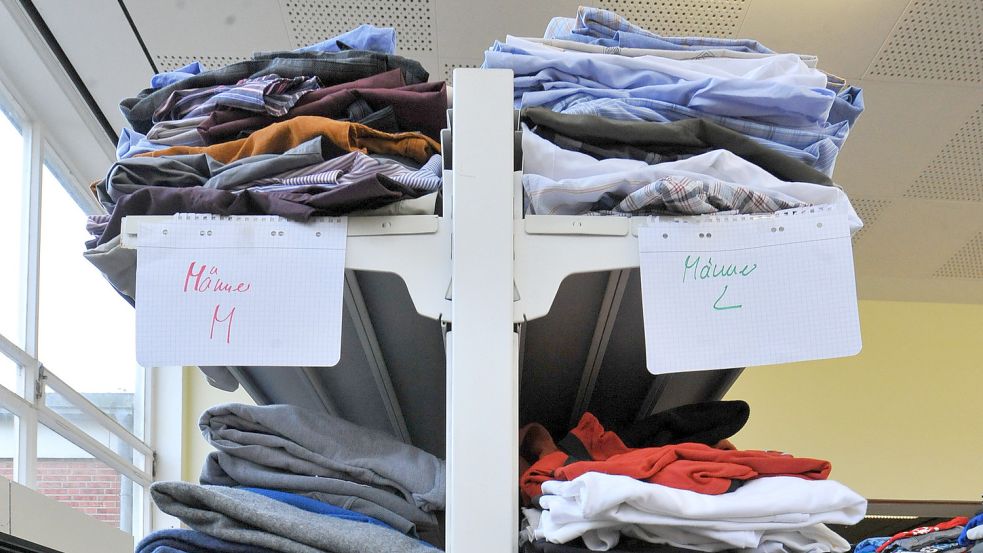Schön geordnet und griffbereit in Regalen. So würde auch die Kleiderkammer in Ihlow gerne ihre Shirts, Hemden und Hosen präsentieren. Foto: Archiv/Ortgies