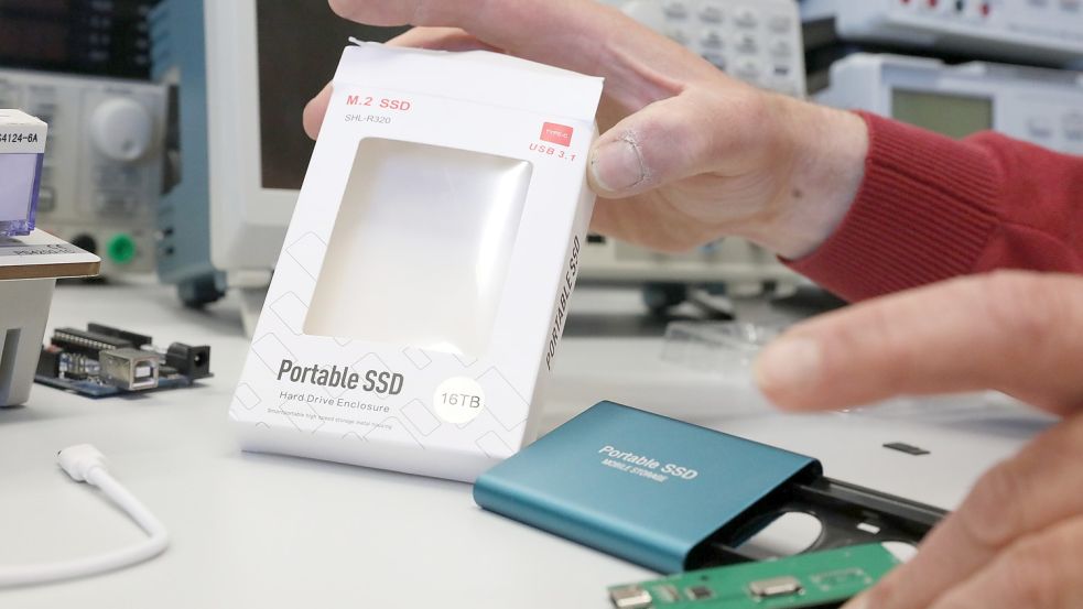 Eine tragbare („portable“) SSD-Festplatte mit 16 TB an Speicherplatz. Das verspricht die Verpackung der im Internet bestellten Ware. Foto: Hock