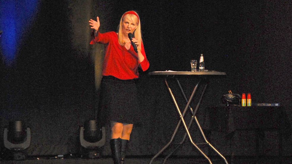 Kabarettistin Barbara Ruscher bescherte dem Borkumer Publikum einen launigen Abend. Foto: Ferber