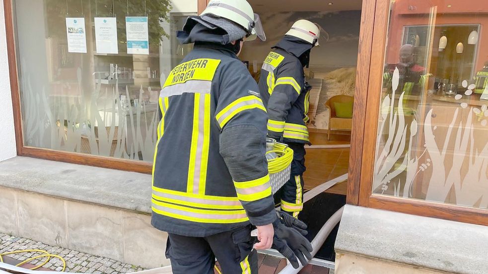 In einem Hotelbetrieb am Neuen Weg in Norden war ein Feuerwehrmann in ein Kellerloch gestürzt. Foto: Feuerwehr Norden
