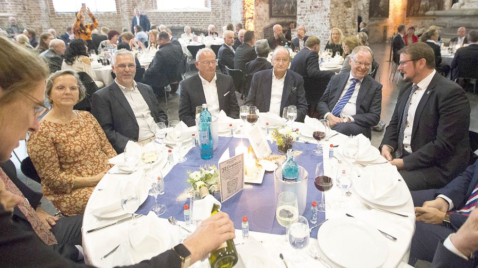 Ministerpräsident Stephan Weil (Zweiter von rechts neben Oberbürgermeister Tim Kruithoff) war Ehrengast beim Matjesmahl. Fotos: J. Doden